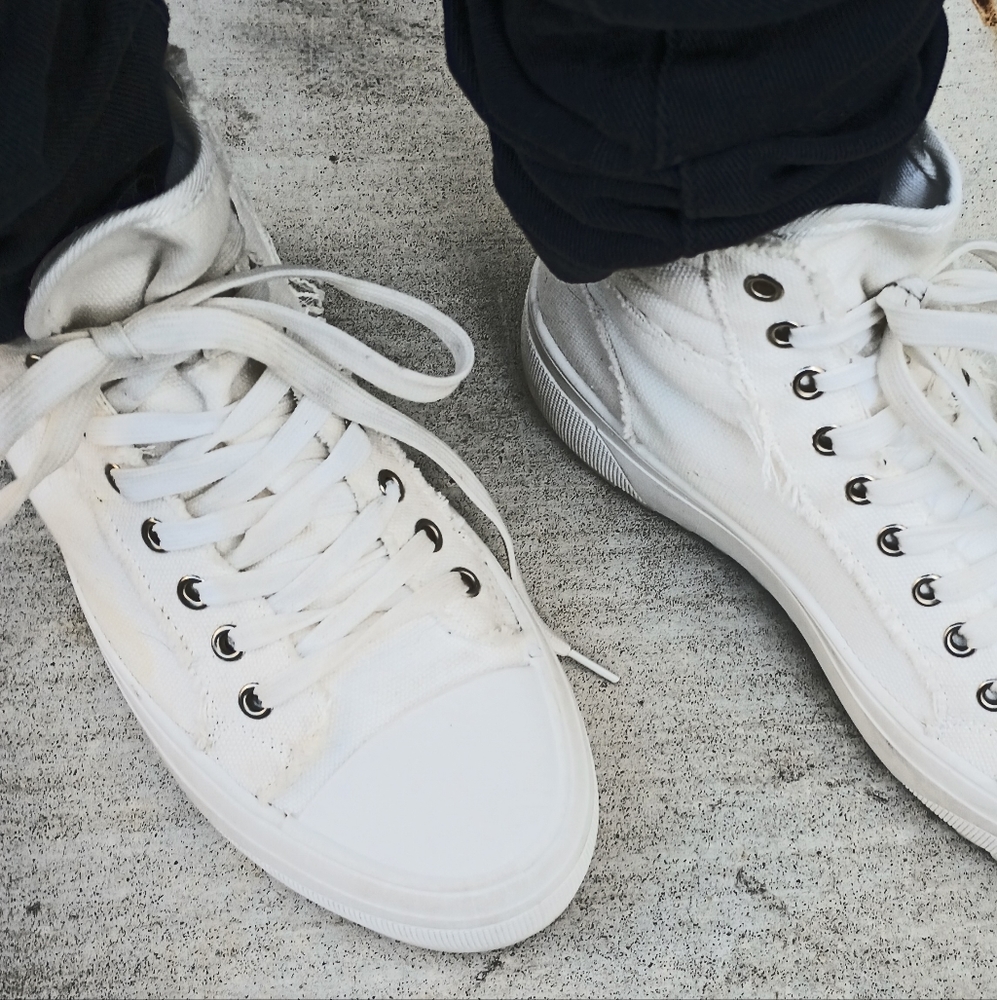 Size 9 WeeBoo high top white ware once in good shape cloth